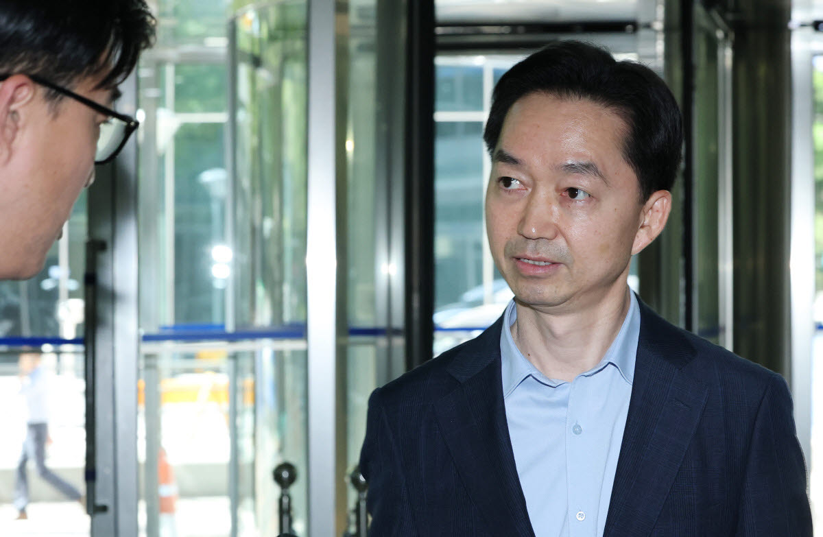 김지용 초대 중대범죄수사청장 후보자가 지난 17일 서울 종로구에 마련된 사무실로 출근하면서 취재진 질문을 받고 있다 (사진=연합뉴스)