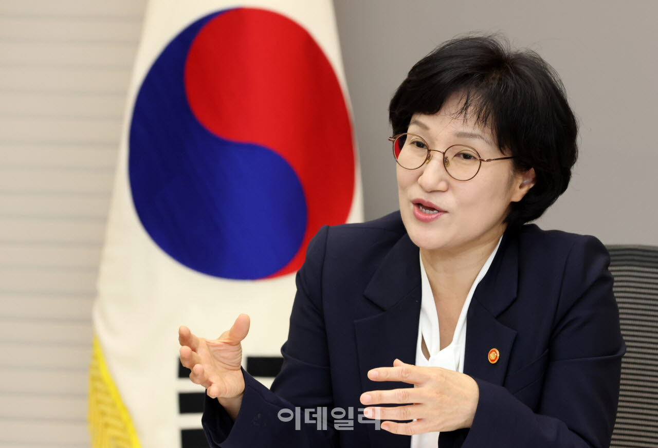원민경 성평등부 장관이 이데일리와 인터뷰를 하고 있다.(사진=방인권 기자)