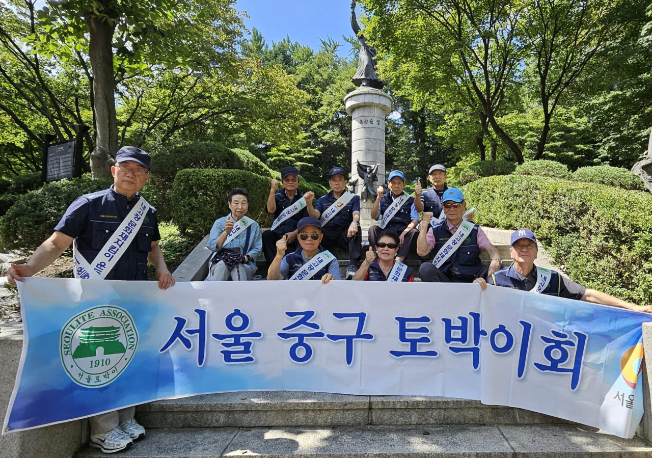 9월 3일 중구 토박이회원들이 유관순 동상 앞에서 문화재 보호 캠페인 및 주변 청소 진행 후 기념 촬영하고 있다. (사진=중구)