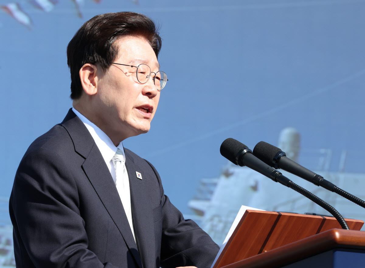 축사하는 이재명 대통령(울산=연합뉴스) 한상균 기자 = 이재명 대통령이 30일 울산에서 열린 대호김종서함 진수식에서 축사를 하고 있다. 2026.9.30 [청와대통신사진기자단]