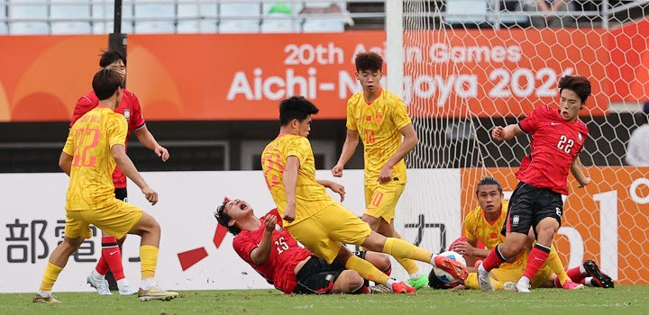 30일 일본 오사카 나가이 스타디움에서 열린 2026 아이치·나고야 아시안게임 남자 축구 준결승 대한민국과 중국의 경기. 한국 황도윤이 중국의 반칙에 고통스러워하고 있다. 2026.9.30 (사진=연합뉴스)