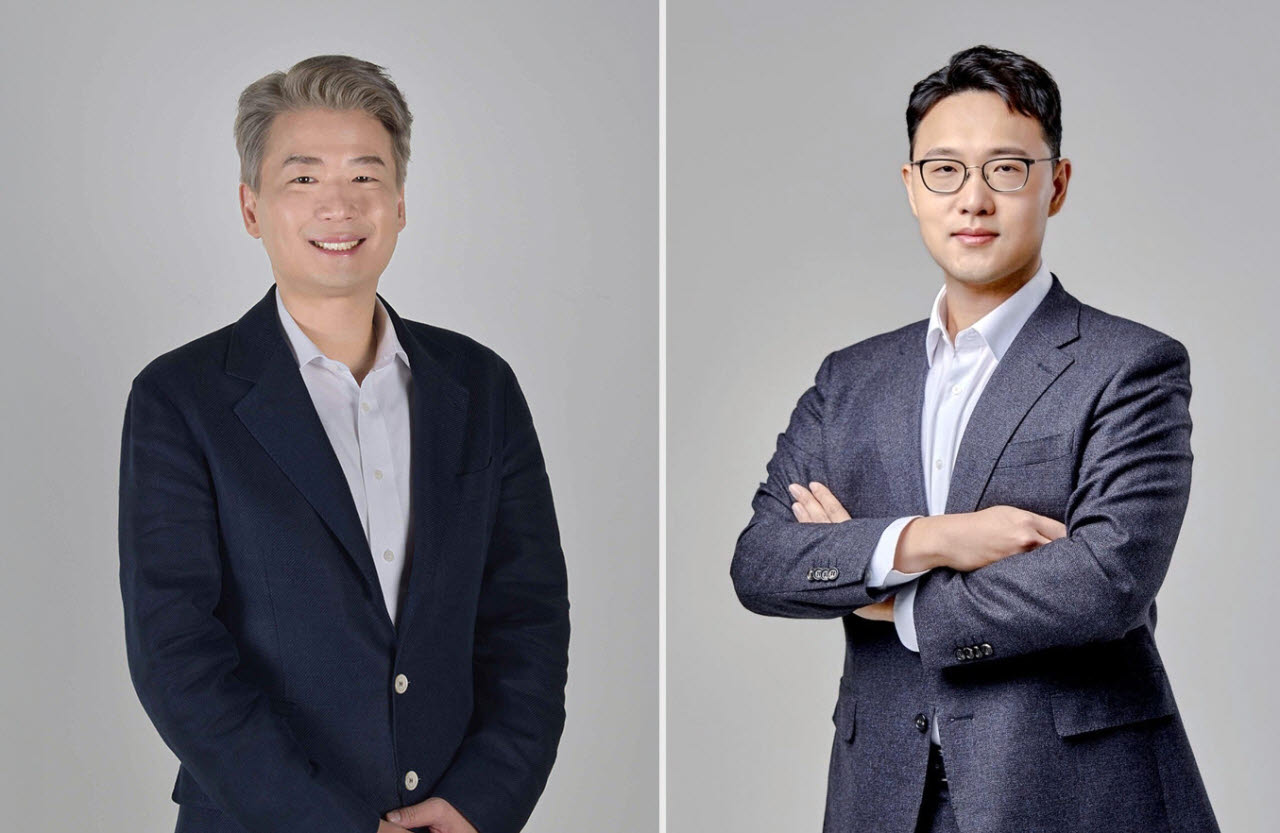 김용수(왼쪽)과 김규남 네이버웹툰 공동대표(사진=네이버웹툰)