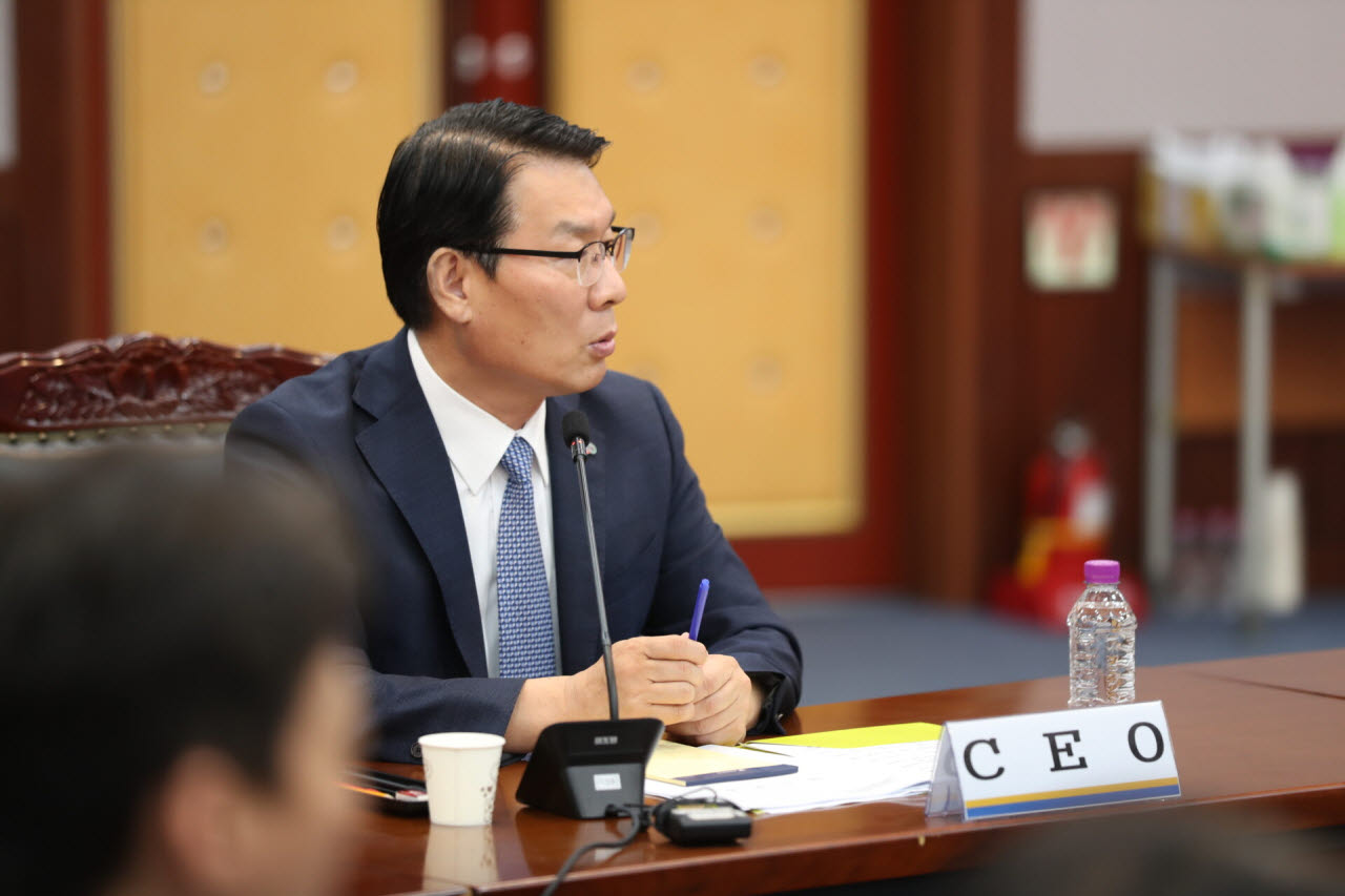 김인중 한국농어촌공사 사장이 지난달 30일 전북 군산시에서 열린 기자간담회에서 질문에 답하고 있다. (사진=한국농어촌공사)