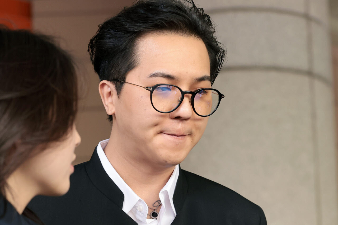 사회복무요원 근무 중 102일간 무단결근한 혐의로 재판에 넘겨진 그룹 위너 멤버 송민호(33).(사진= 뉴스1)