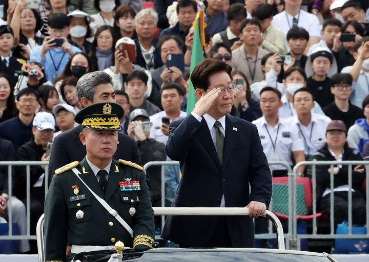 이재명 대통령이 1일 충남 계룡대에서 열린 제78주년 국군의 날 기념행사에서 열병차량에 탑승해 사열하고 있다.(사진=연합뉴스)