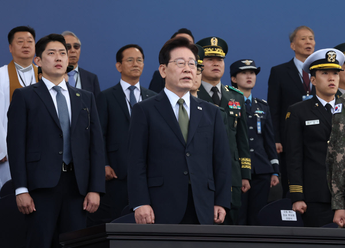 이재명 대통령이 1일 충남 계룡대에서 열린 제78주년 국군의 날 기념행사에서 애국가를 제창하고 있다.(사진=연합뉴스)