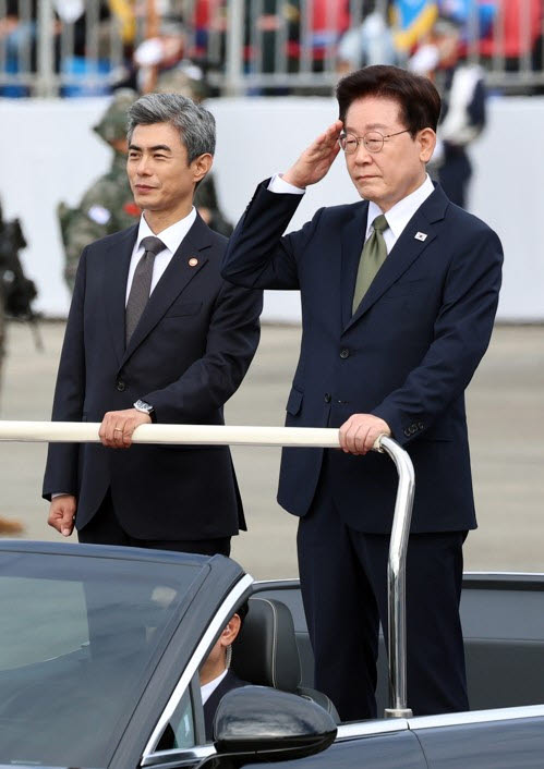 이재명 대통령이 1일 충남 계룡대에서 열린 제78주년 국군의 날 기념행사에서 열병차량에 탑승해 사열하고 있다. 왼쪽은 강신철 국방부 장관. (사진=연합뉴스)