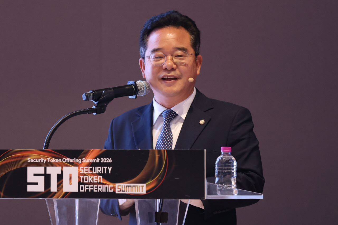 [이데일리 이영훈 기자] 민병덕 더불어민주당 의원이 1일 서울 영등포구 한국거래소에서 열린 ‘2026 이데일리 STO 써밋’에서 '법제화 이후 한국 토큰증권 정책 로드맵' 주제로 발표하고 있다. 올해로 4회쨰를 맞이한 ‘이데일리 STO 써밋’은 한국 토큰증권(STO) 시장의 본격적인 개화를 앞두고 글로벌 STO·RWA(실물자산 토큰화) 시장의 주요 인사들이 한자리에 모여 토큰화 금융이 바꿔놓을 자본시장의 미래를 조망하기 위해 마련됐다.