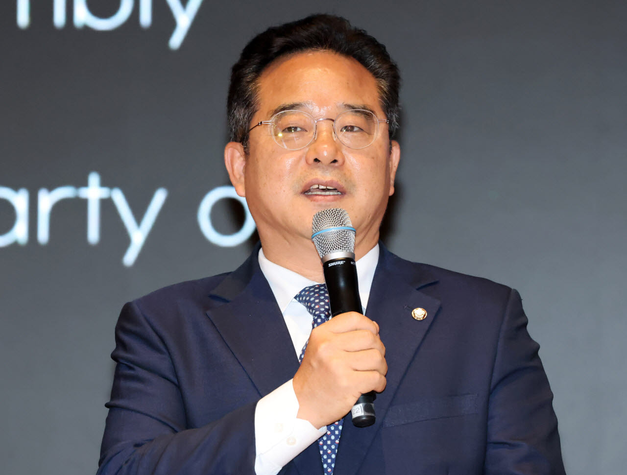 [이데일리 방인권 기자] 민병덕 더불어민주당 의원이 1일 서울 여의도 한국거래소에서 열린 ‘2026 이데일리 STO 써밋’에서 '토큰화 2.0: 규제의 틀을 넘어 실질적 생태계 구축으로'란 주제로 패널들과 토론을 하고 있다. 올해로 4회쨰를 맞이한 ‘이데일리 STO 써밋’은 한국 토큰증권(STO) 시장의 본격적인 개화를 앞두고 글로벌 STO·RWA(실물자산 토큰화) 시장의 주요 인사들이 한자리에 모여 토큰화 금융이 바꿔놓을 자본시장의 미래를 조망하기 위해 마련됐다.