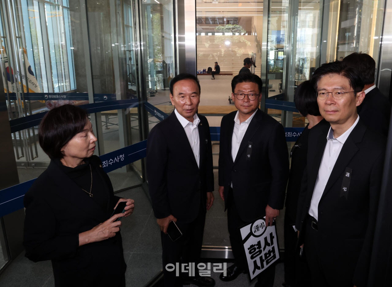 [이데일리 노진환 기자] 조정훈(오른쪽부터), 강명구 국민의힘 의원 등이 1일 서울 중구 중대범죄수사청 앞에서 열린 ‘형사사법체계 파괴 규탄 의원총회’를 마친 후 중수청 방문을 시도한 뒤 건물 출입구가 잠겨 있어 돌아가고 있다.