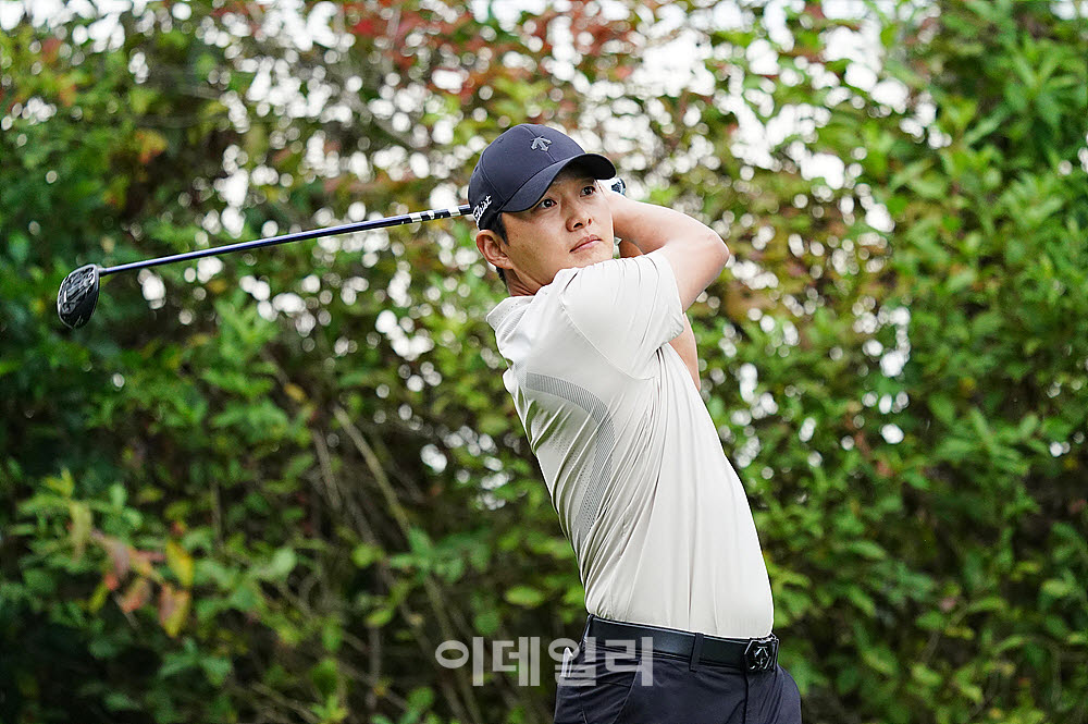 [포토] 타구 바라보는 김영수
