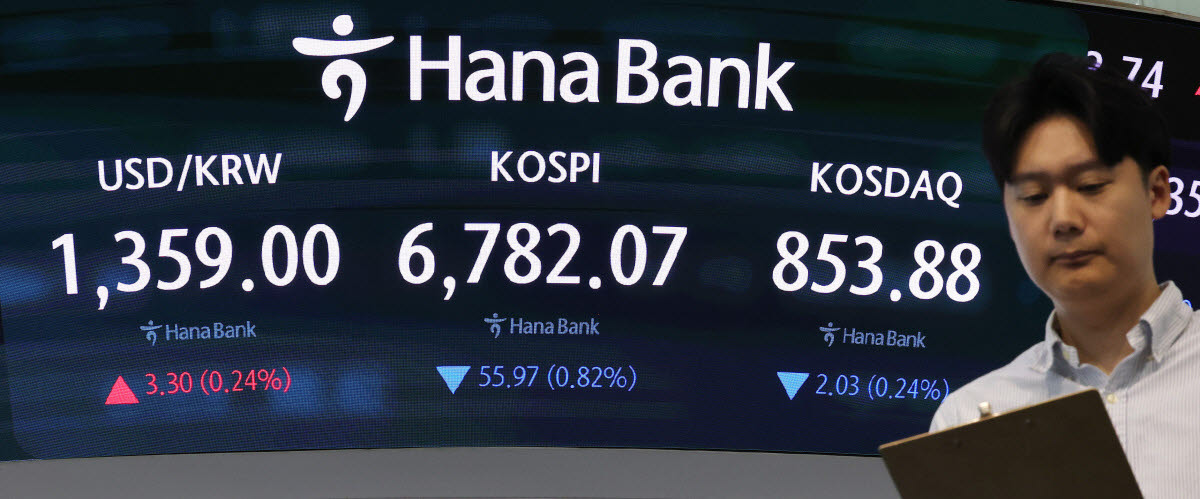 코스피가 하락 출발한 1일 서울 중구 하나은행 본점 딜링룸 전광판에 실시간 코스피와 코스닥, 원/달러 환율이 표시되고 있다. (사진=연합뉴스)