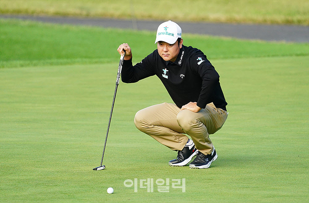 [포토] 함정우, 신중히 읽는 버디 라인