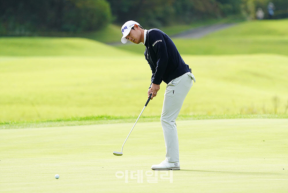 [포토] 신용구, 부드러운 터치로