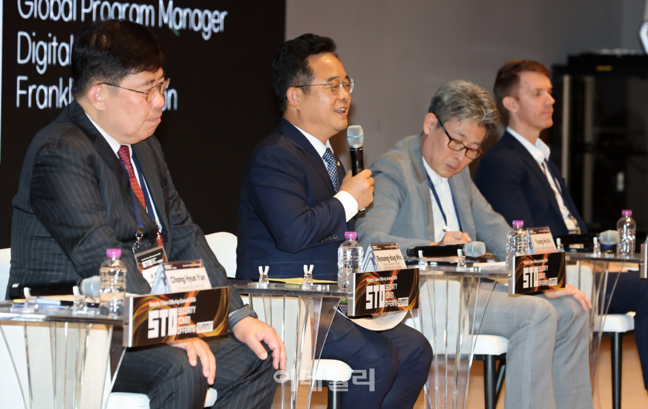 윤창현 코스콤 대표이사와 민병덕 더불어민주당 의원, 고영호 금융위원회 자본시장과장, 매튜 프렌치 프랭클린템플턴 글로벌 프로그램 매니저(왼쪽부터)가 1일 서울 여의도 한국거래소에서 열린 ‘2026 이데일리 STO 써밋’에서 '토큰화 2.0: 규제의 틀을 넘어 실질적 생태계 구축으로'란 주제로 패널토론을 하고 있다.(사진=방인권 기자)