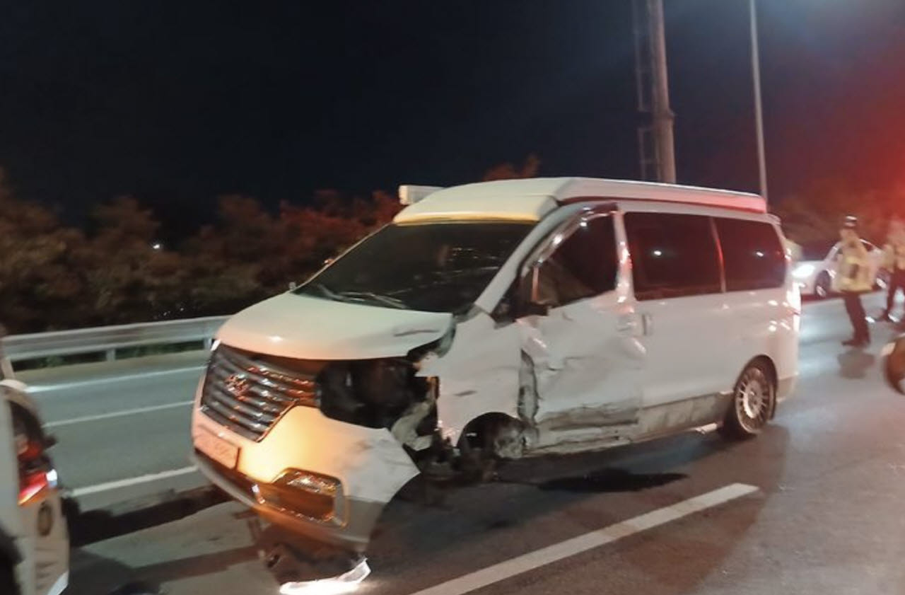 지난 28일 오후 인천 계양구 인천국제공항고속도로 서울 방향 노오지JC 인근에서 역주행하던 티볼리 승용차가 마주 오던 스타렉스 승합차와 충돌한 사고 현장. 사진은 사고로 파손된 스타렉스 모습. (사진=인천소방본부 제공)