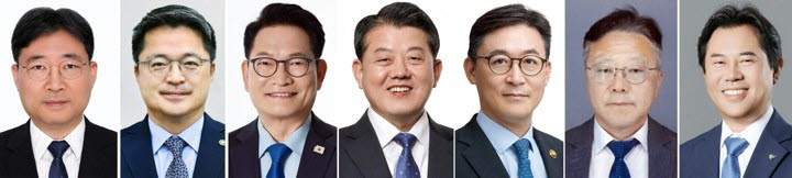 청와대는 1일 이재명 대통령이 정책실장에 하준경 현 경제성장수석(왼쪽부터), 경제성장수석에 문신학 현 산업통상부 차관, 평화외교특별보좌관에 더불어민주당 송영길 의원, 국방정책특별보좌관에 김병주 의원, 재정경제부 제1차관에 권대영 금융위 부위원장, 국토교통부 제2차관에 정의경 국토도시실장, 지방시대위원장에 박정현 전 부여군수를 임명 및 위촉했다고 밝혔다. (사진=연합뉴스)