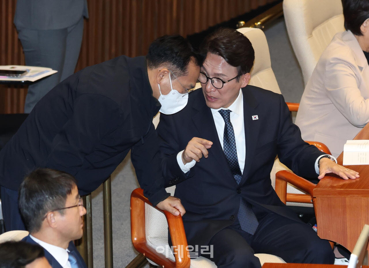 [포토]본회의, '대화하는 김민석-박선원'