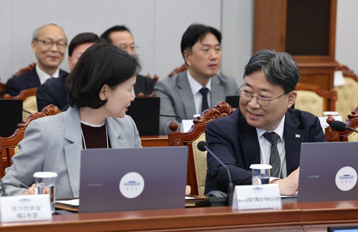 하준경 경제성장수석과 이해민 AI미래기획수석이 1일 이재명 대통령 주재로 청와대에서 열린 수석보좌관회의에서 대화하고 있다. 이날 이 대통령은 하 수석을 신임 정책실장으로 임명했다.(사진=연합뉴스)