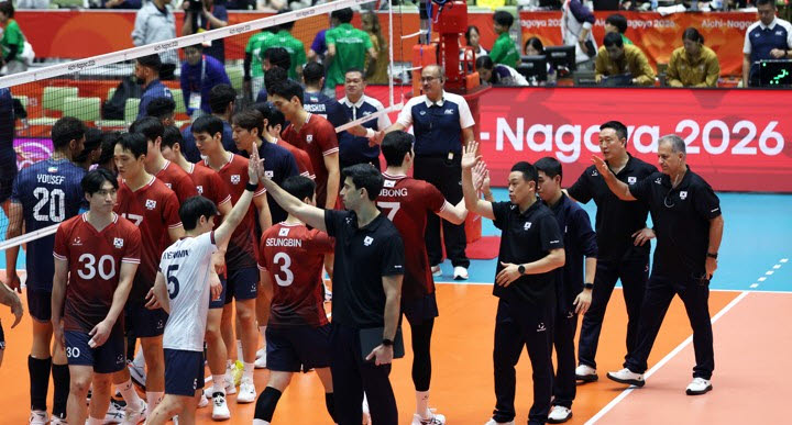1일 일본 오카자키 중앙종합공원 종합체육관에서 열린 2026 아이치·나고야 아시안게임 남자 배구 8강 한국과 이란의 경기 종료. 세트 스코어 3대 2로 패한 대한민국 대표팀과 한국 이사나예 라미레스 감독 등이 인사를 나누고 있다. 사진=연합뉴스