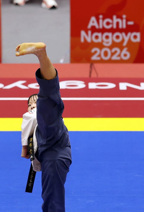 1일 일본 아이치현 도요하시 체육관에서 열린 2026 아이치·나고야 아시안게임 태권도 여자 품새 결승 경기. 한국 정하은이 품새 동작을 절도있게 경연하고 있다. 사진=연합뉴스