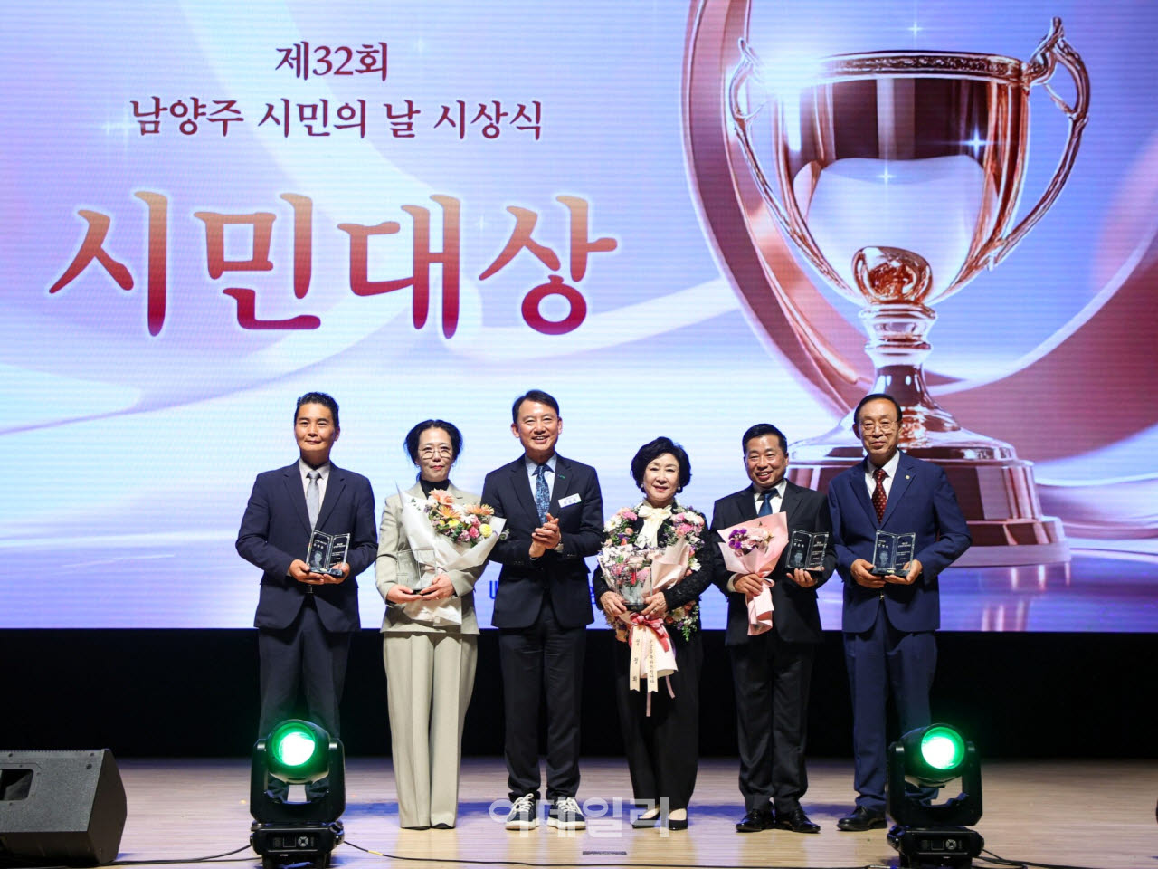 시민대상 수상자들과 최현덕 시장(왼쪽 세번째)이 기념촬영을 하고 있다.(사진=남양주시)