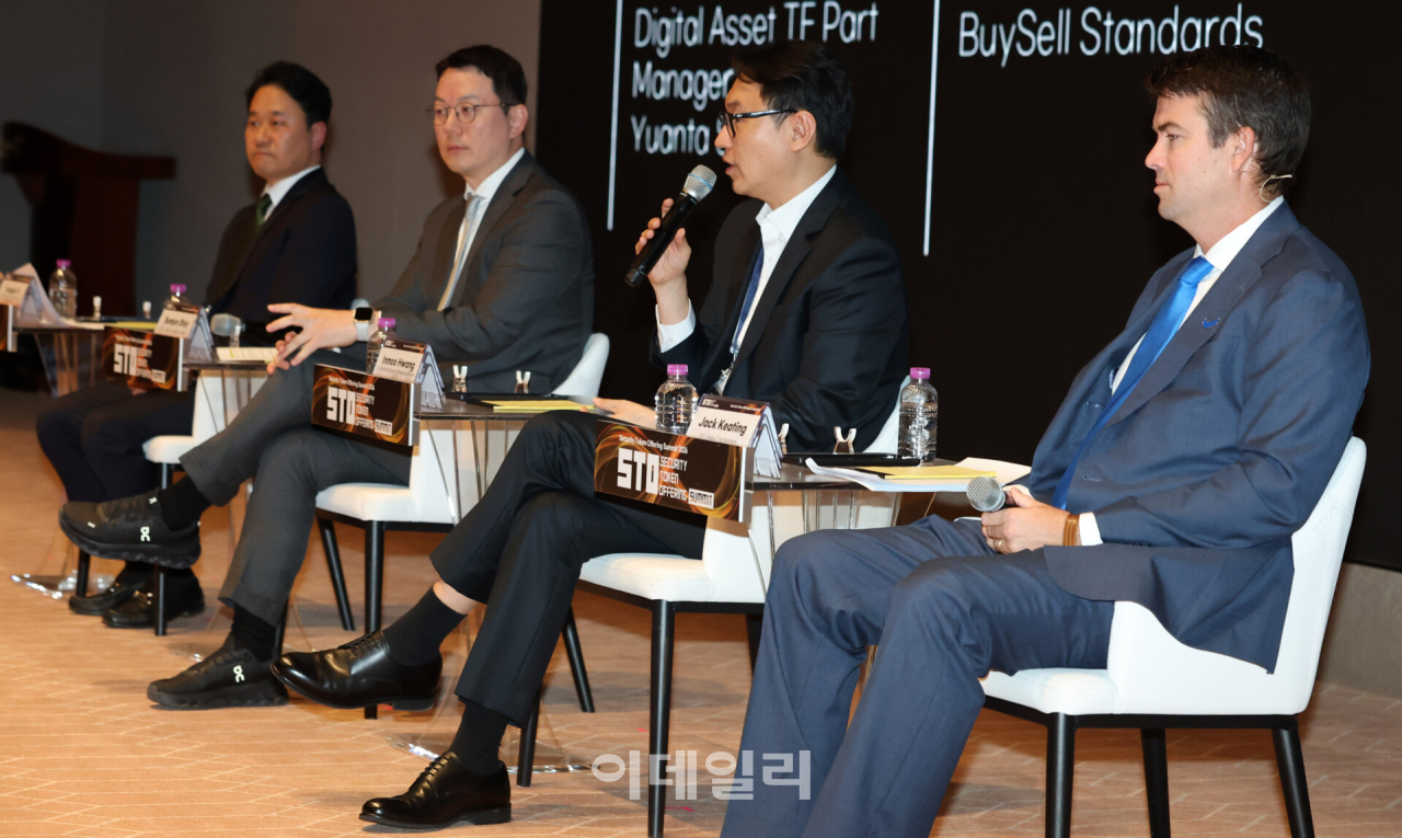 이윤복 유안타증권 디지털자산TF 파트장과 신범준 바이셀스탠다드 대표, 황인무 ADDX 공동 창업자 겸 그룹 매니징 디렉터, 잭 키팅 위불테크놀로지스 대표(왼쪽부터)가 1일 서울 여의도 한국거래소에서 열린 ‘2026 이데일리 STO 써밋’에서 '발행에서 유통까지-토큰증권 시장의 주도권은 누구에게 있는가?'란 주제로 토론을 하고 있다. (사진=방인권 기자)