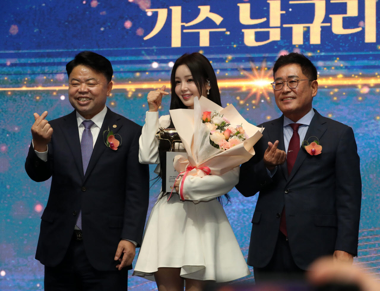 이기홍(왼쪽부터) 한돈자조금 위원장이 한돈데이 기념식에서 삼겹살송을 불러 한돈을 홍보한 가수 남규리에게 공로패를 수여하고 이상용 부위원장과 기념촬영을 하고 있다. (사진=김태형 기자)