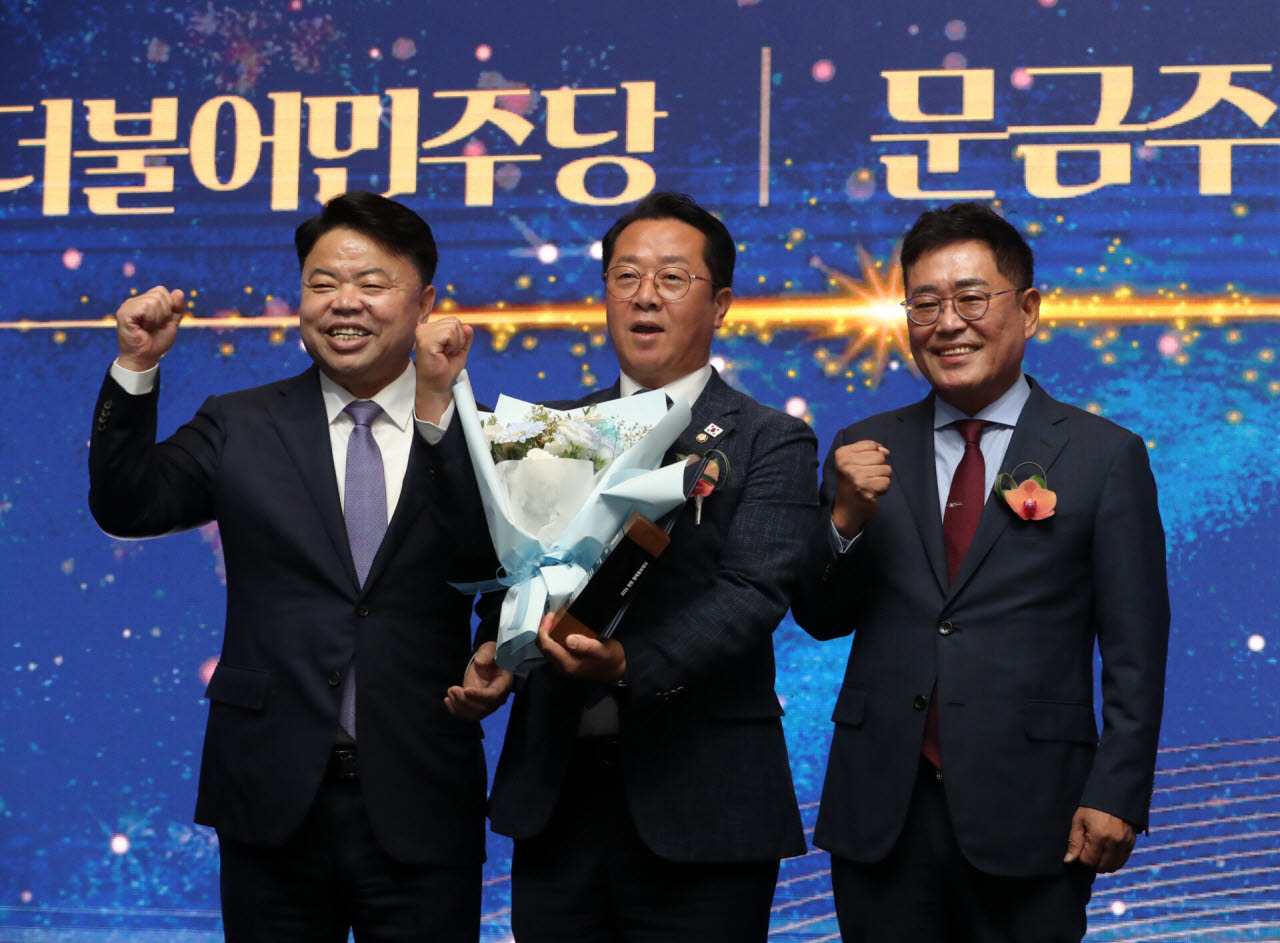 이기홍(왼쪽부터) 한돈자조금 위원장이 한돈데이 기념식에서 더불어민주당 문금주 의원에게 명예홍보대사 위촉장을 전달하고 이상용 부위원장과 기념촬영을 하고 있다. (사진=김태형 기자)