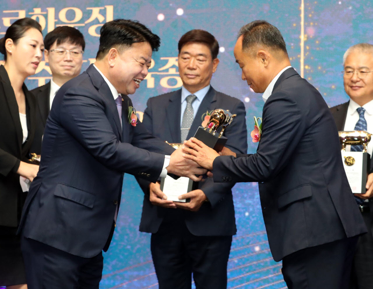 이기홍(왼쪽) 한돈자조금 위원장이 한돈데이 행사에서 '한돈인 대상' 시상을 하고 있다. (사진=김태형 기자)