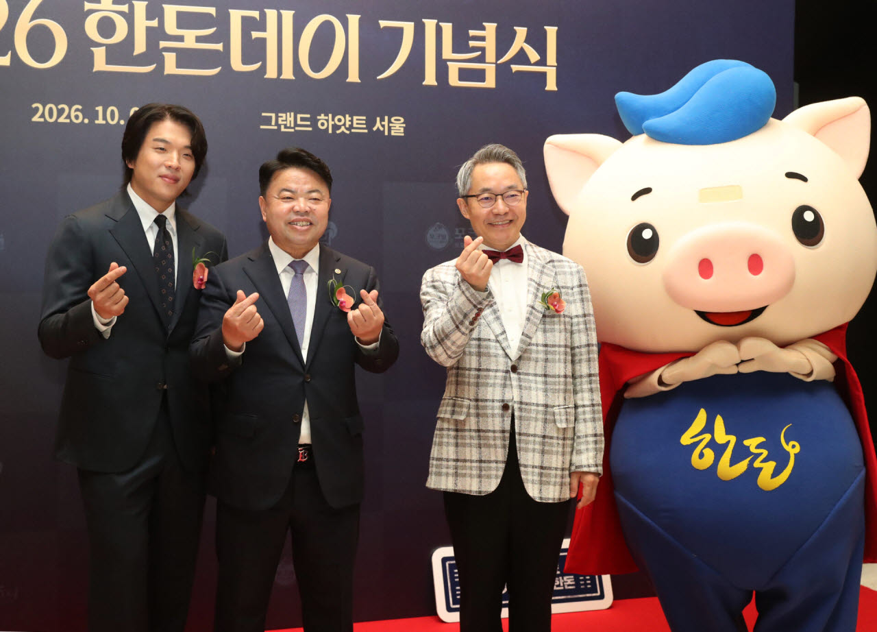 1일 그랜드하얏트서울에서 열린 한돈데이 기념식에서 이기홍(가운데) 한돈자조금 위원장이 안성재(왼쪽) 셰프, 한동하(오른쪽) 한의원장과 기념촬영을 하고 있다. (사진=김태형 기자)