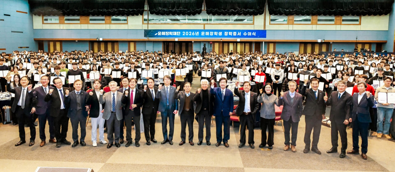 운해장학재단이 최근 진행한 2026년 운해장학생 장학증서 수여식. (사진=SNT그룹)