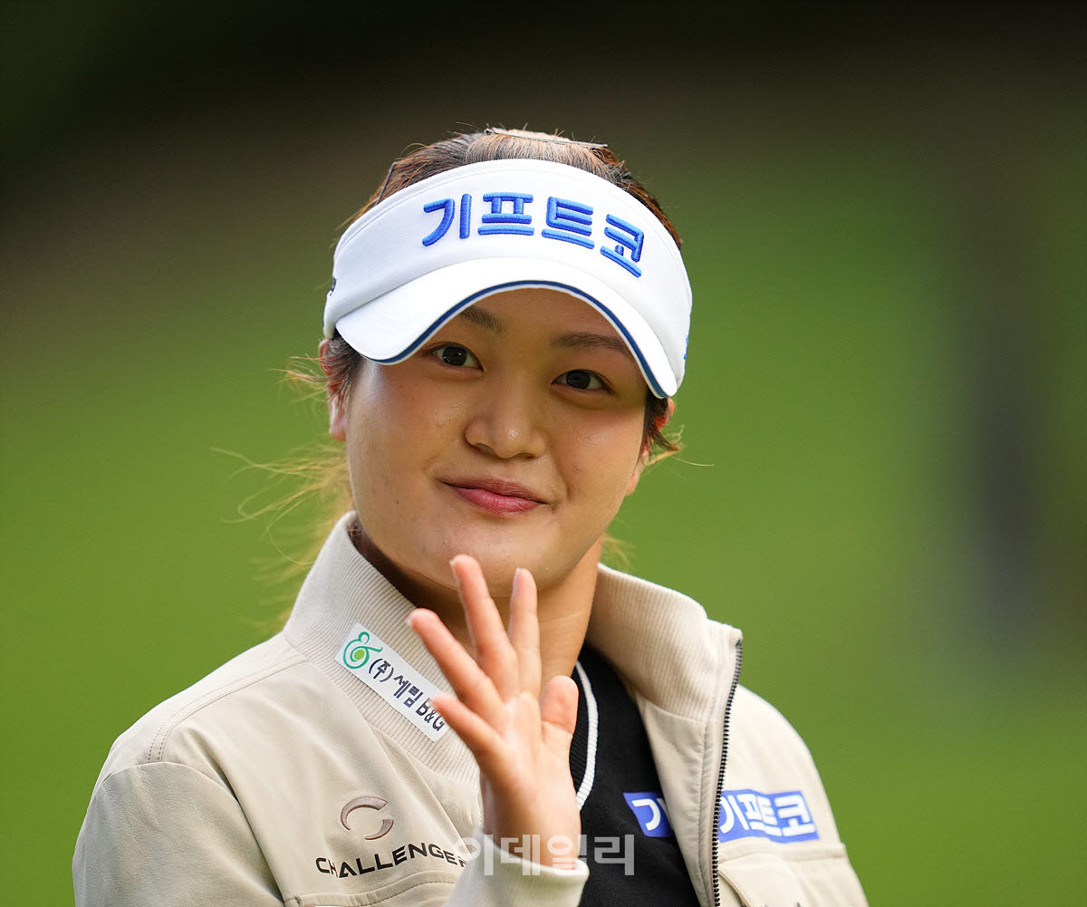 [포토]홍현지,미소 손인사 출발