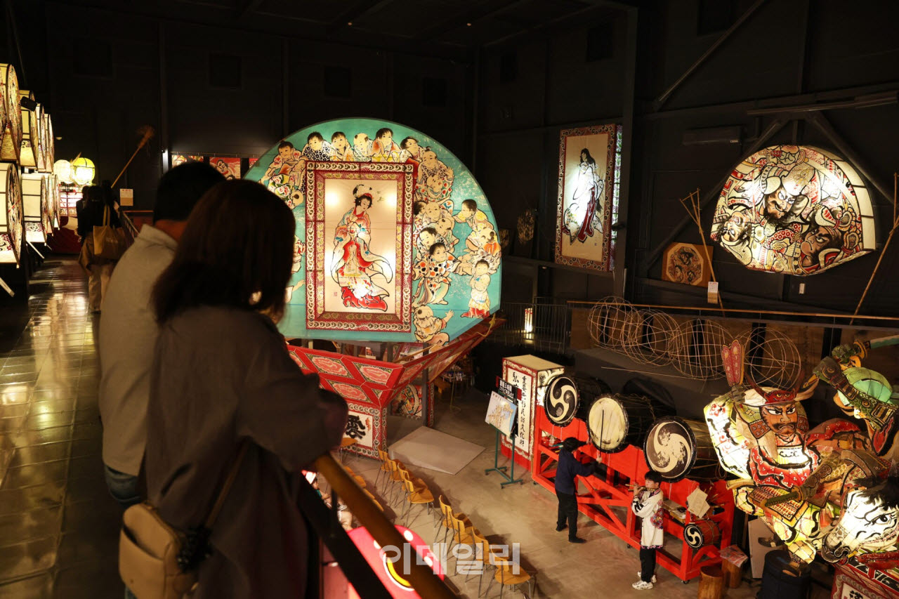 히로사키 네푸타무라에 전시된 대형 네푸타. 무사와 설화 속 인물을 강렬한 색과 선으로 표현한 등불 장식이 공간을 가득 채운다.(사진=이데일리 강경록 여행전문기자)