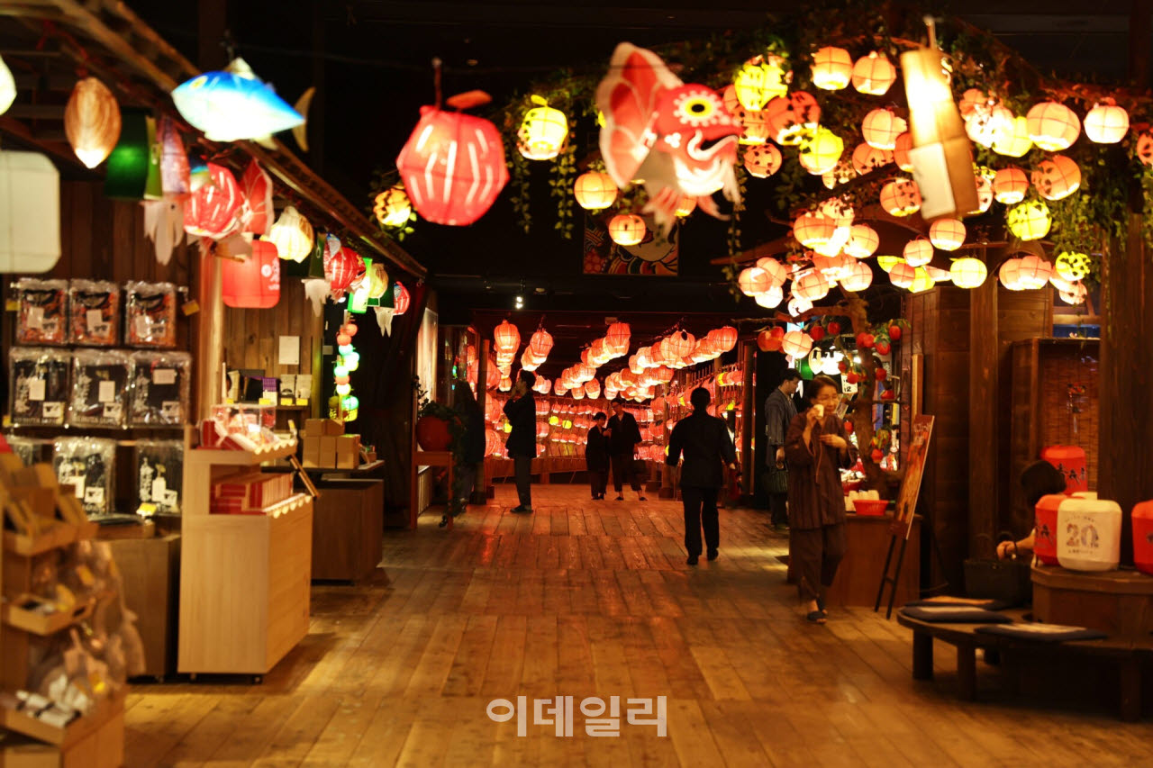 아오모리현 미사와의 ‘아오모리야 by 호시노리조트’. 아오모리의 전통문화와 축제를 현대적으로 재해석한 공간이 리조트 내부 곳곳에 펼쳐진다.(사진=이데일리 강경록 여행전문기자)