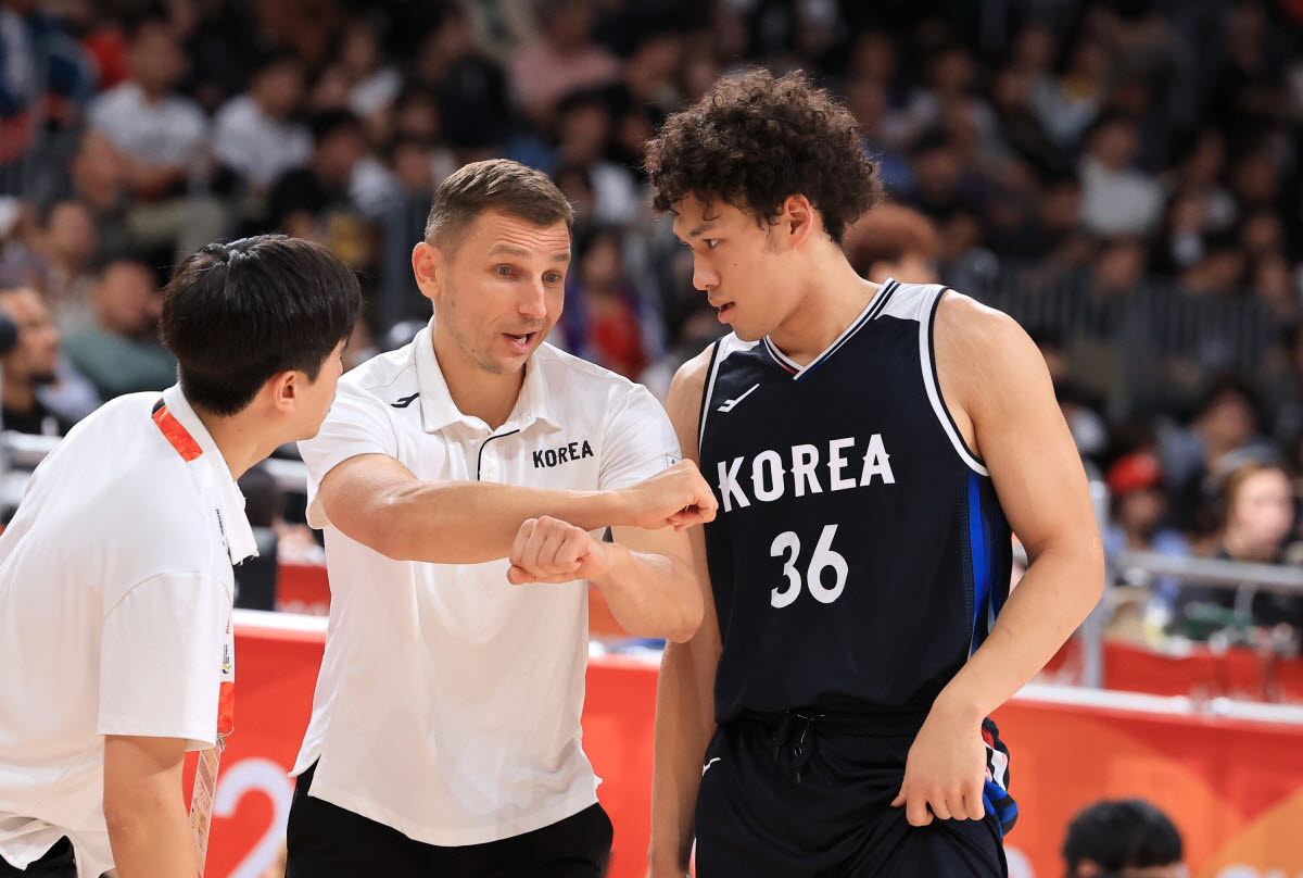 니콜라이스 마줄스 대한민국 대표팀 감독이 에디 다니엘(오른쪽)에게 작전을 지시하고 있다.(사진=연합뉴스)