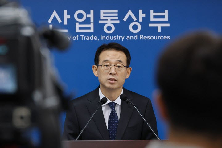 강감찬 산업통상부 무역투자실장이 1일 세종시 정부세종청사에서 9월 수출입동향에 관해 브리핑하고 있다.(사진=연합뉴스)