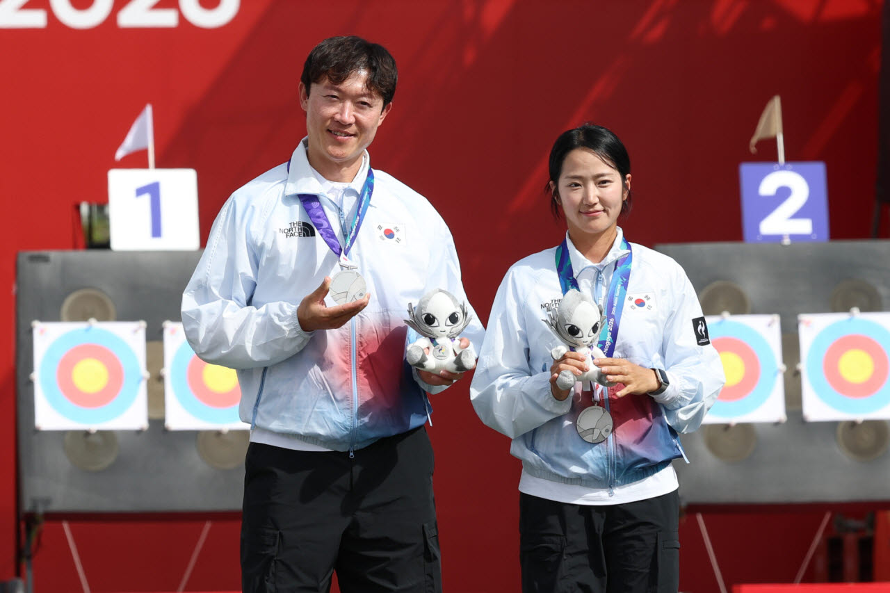 대한민국 최용희, 박정윤이 30일 일본 오카자키 중앙종합공원 다목적광장에서 열린 2026 아이치·나고야 아시안게임 양궁 컴파운드 혼성 단체전 시상식에서 은메달을 목에 걸고 있다. 2026.9.30(사진=뉴스1)