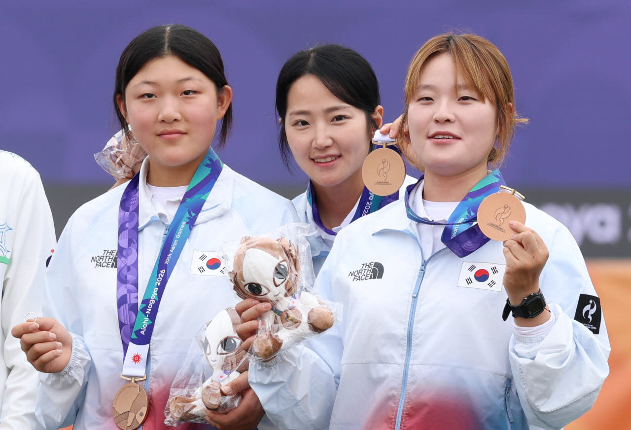 대한민국 강연서(왼쪽부터), 박정윤, 박예린이 30일 일본 오카자키 중앙종합공원 다목적광장에서 열린 2026 아이치·나고야 아시안게임 양궁 컴파운드 여자 단체전 시상식에서 동메달을 목에건 뒤 기념 촬영을 하고 있다. 2026.9.30(사진=뉴스1)