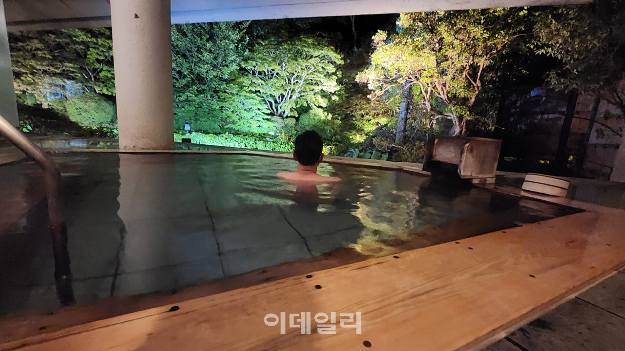 늦은 밤 류몬테이 치바료칸의 노천탕. 정원을 바라보며 온천욕을 즐기는 것이 이 료칸의 특징 가운데 하나다.(사진=이데일리 강경록 여행전문기자)
