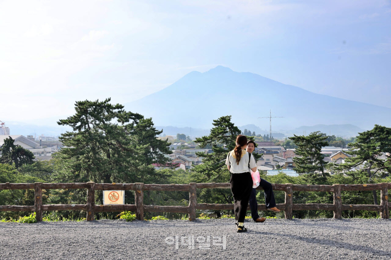 히로사키성에서 바라본 이와키산. 히로사키 시가지 너머로 완만한 산줄기가 펼쳐진다.(사진=이데일리 강경록 여행전문기자)