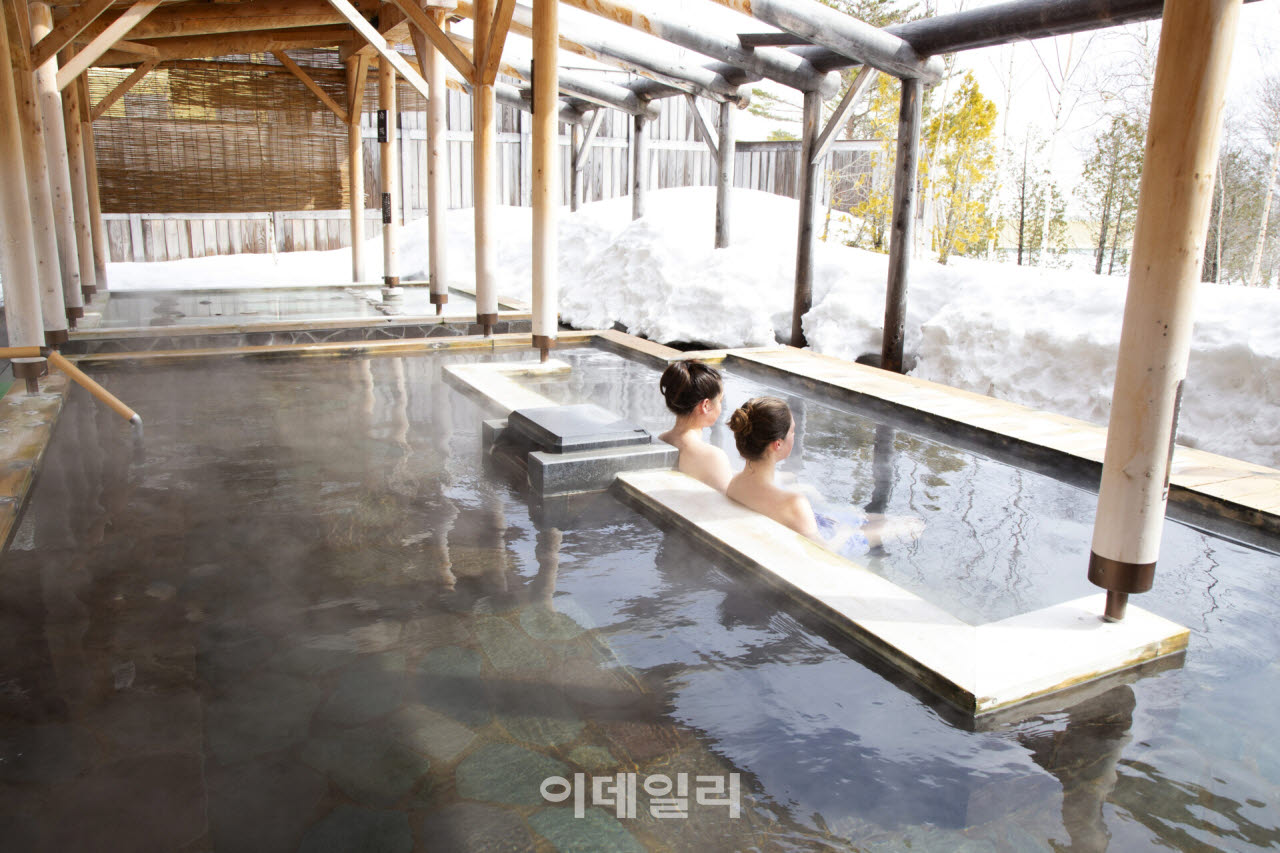 앗피고원의 명물인 '시라카바노유(자작나무 탕)'는 도호쿠 최대 규모를 자랑하는 노천탕이다.(사진=앗피리조트)
