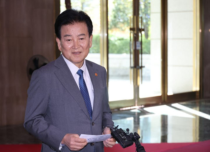 질문에 답하는 정동영 통일부 장관 (서울=연합뉴스) 안정원 기자 = 비무장지대(DMZ)에 매설된 북한 지뢰 폭발 사건과 관련해 유럽 출장을 단축, 귀국한 정동영 통일부 장관이 2일 서울 종로구 정부서울청사로 출근하며 취재진 질문에 답하고 있다. 2026.10.2