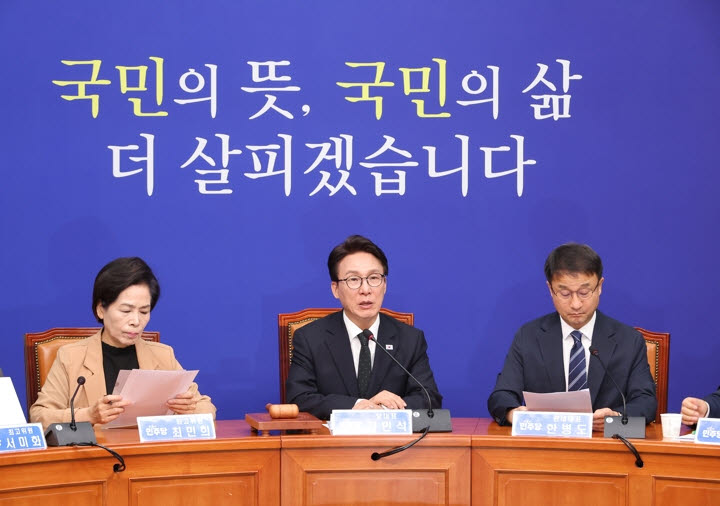 김민석 더불어민주당 대표가 2일 국회에서 열린 최고위원회의에서 발언하고 있다.(사진=연합뉴스)