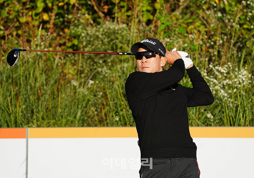[포토] 타구 바라보는 김경태