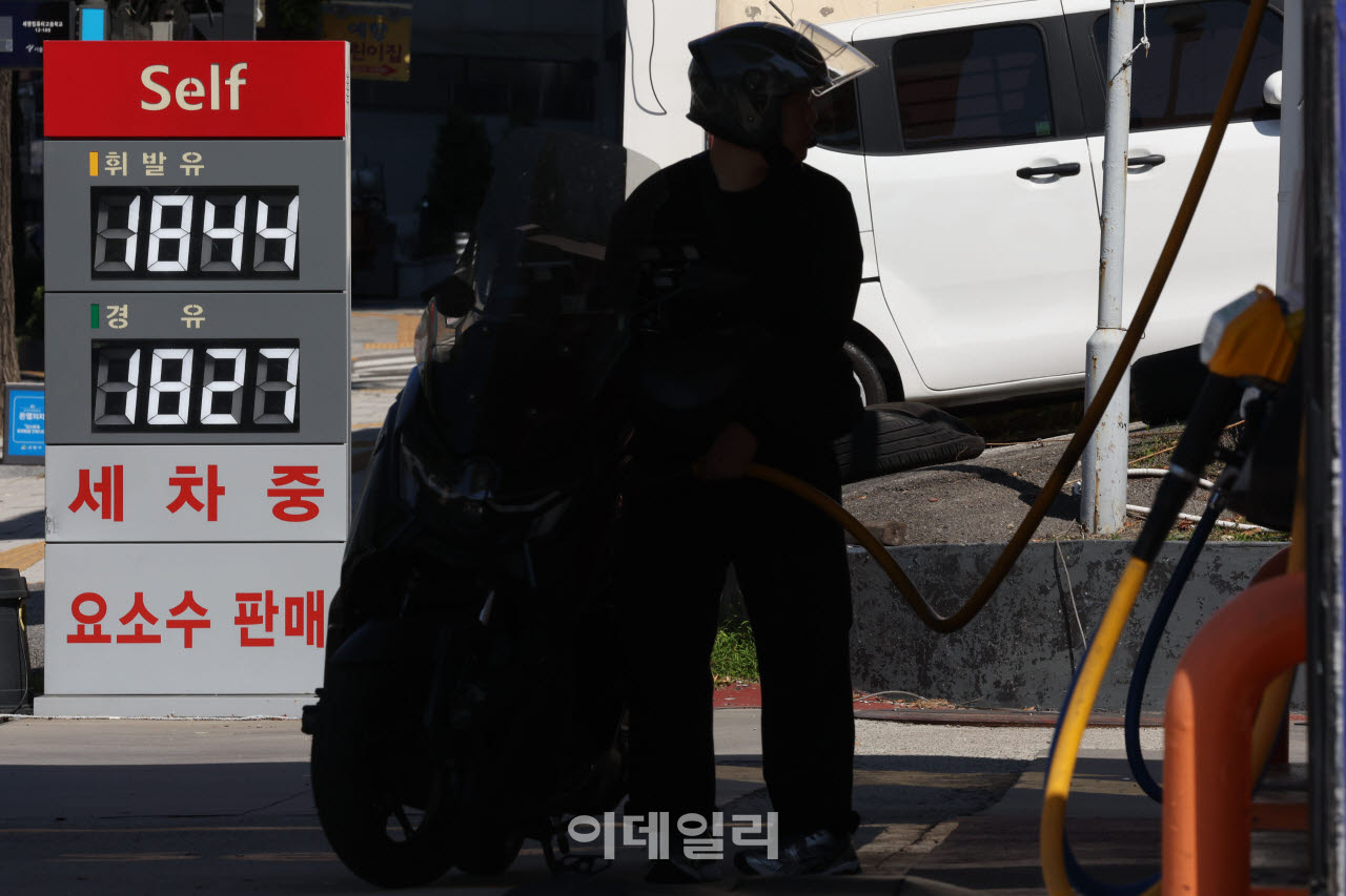 지난달 20일 서울 한 주유소에 유가정보가 붙어 있다. (사진=이데일리 이영훈 기자)