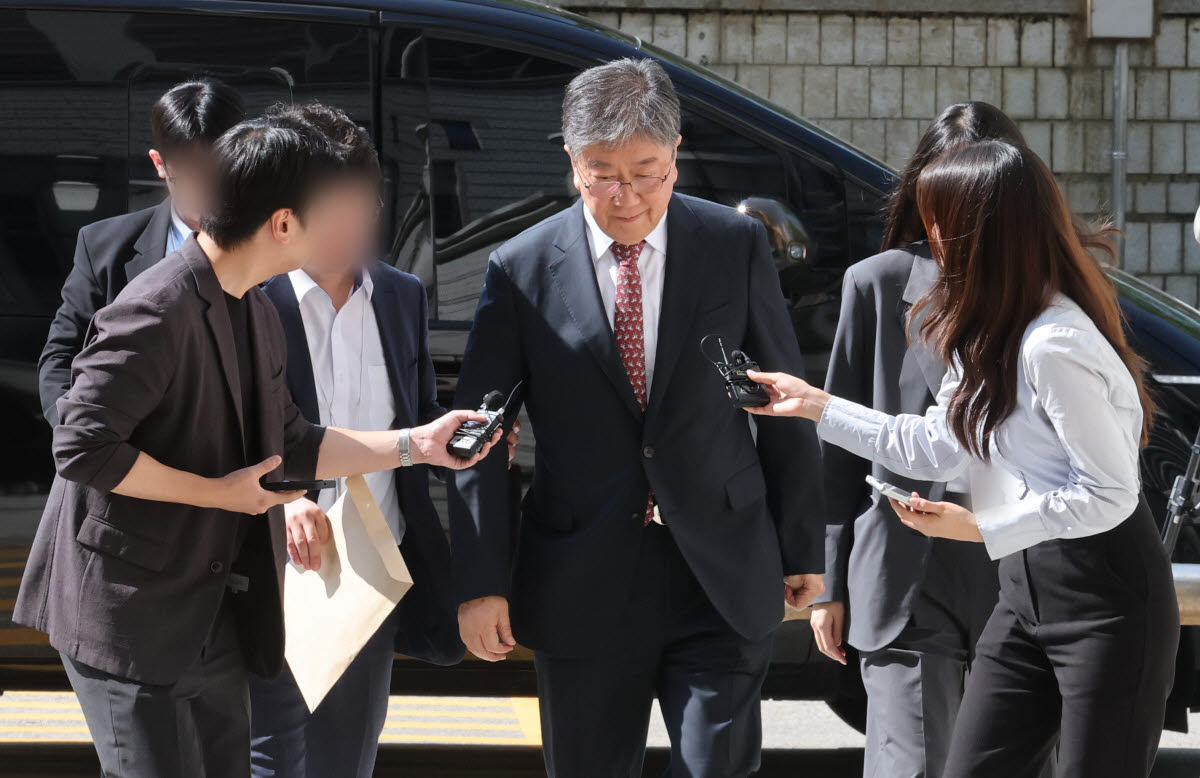 윤석열 정부 관저 이전 과정에서 예산을 불법 전용한 혐의를 받는 김대기 전 대통령 비서실장이 지난 5월 22일 서울 서초구 서울중앙지법에서 열린 구속 전 피의자 심문(영장실질심사)에 출석하고 있다. (사진= 연합뉴스)