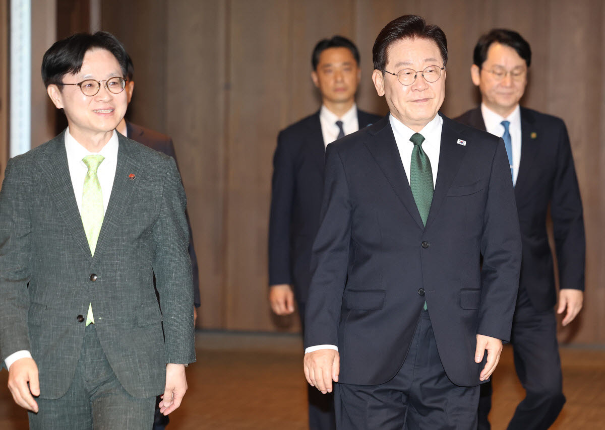 이재명 대통령, K-조선 간담회 입장 (울산=연합뉴스) 김도훈 기자 = 이재명 대통령이 13일 호텔현대 바이 라한 울산에서 열린 K-조선 미래비전 간담회에 김정관 산업통상부 장관과 입장하고 있다. 2026.5.13