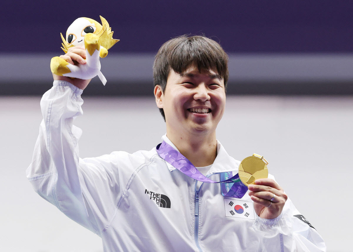 금메달 목에 건 한국 이건혁.(사진=연합뉴스)