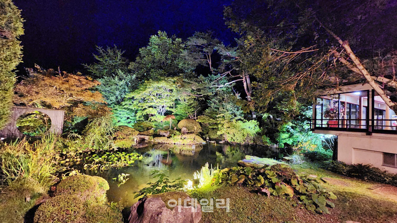 아키타현 오유온천의 류몬테이 치바료칸 정원. 해가 진 뒤 조명이 켜지면 연못과 나무가 수면 위에 비친다.(사진=이데일리 강경록 여행전문기자)